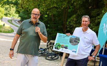OB Michael Scharmann (links) und Landrat Richard Sigel Ende Juni 2026 bei der Einweihung des erneuten Geh- und Radwegs von Aiche