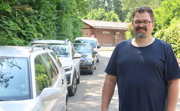 Thorsten Holasek wohnt gerne am Waldrand, leidet aber unter dem großen Andrang an Ausflüglern.