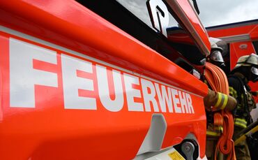 Die Feuerwehr war mit 18 Fahrzeugen vor Ort. (Symbolbild)
