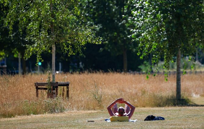 Der UV-Index ist hoch, daher sollte man sich schützen, sagt der DWD