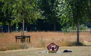 Der UV-Index ist hoch, daher sollte man sich schützen, sagt der DWD