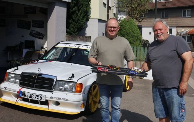 Mit Wolfgang Weichenthal (links) und Joachim Bareiß haben zwei Oldtimer-Freunde zusammengefunden. Hier stehen sie vor einem Merc