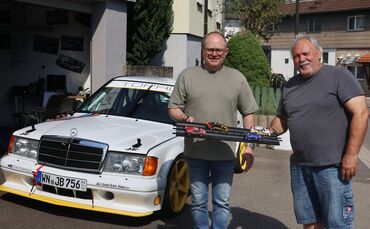 Mit Wolfgang Weichenthal (links) und Joachim Bareiß haben zwei Oldtimer-Freunde zusammengefunden. Hier stehen sie vor einem Merc