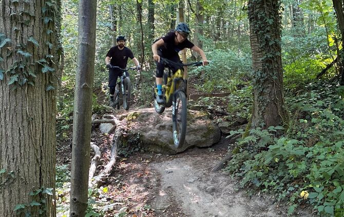 Janet Weick (vorn) und Angelo Santamaria bauen nicht nur gerne Trails, sondern fahren auch selbst: Hier auf dem schweren Trail "