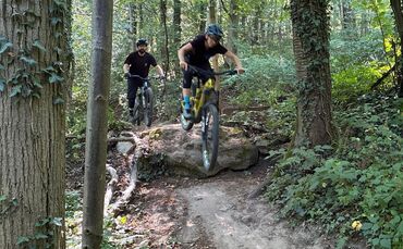 Janet Weick (vorn) und Angelo Santamaria bauen nicht nur gerne Trails, sondern fahren auch selbst: Hier auf dem schweren Trail "