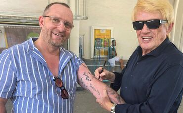 Autogrammjäger Stephan Widlicky aus Schorndorf mit seinem neuesten Coup: Auch Schlagerstar Heino hat auf seinem Arm unterschrieb