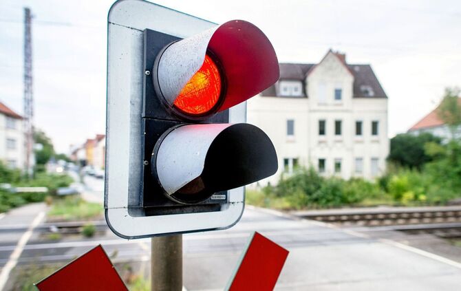 Die Polizei ermittelt, ob die Ampel am Bahnübergang Rot zeigte. (Symbolbild)