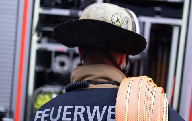 Feuerwehrleute können ein Ausbreiten der Flammen verhindern. (Symbolbild)