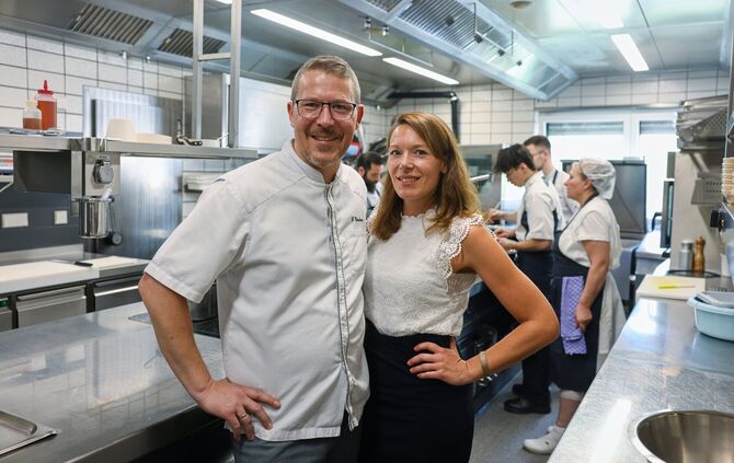 Frank und Lisa Windeisen in der Küche der Traube in Hanweiler.