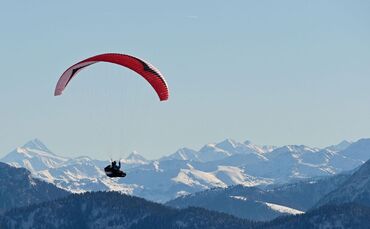 Paraglider in den Alpen