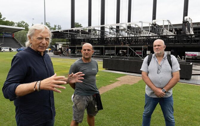 Uli Ferber, Simon Steinbach und Riccardo Kinzel (von links) erklären, wie die Aufbauarbeiten in der "WIRmachenDRUCK"-Arena ablau