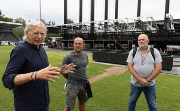 Uli Ferber, Simon Steinbach und Riccardo Kinzel (von links) erklären, wie die Aufbauarbeiten in der "WIRmachenDRUCK"-Arena ablau