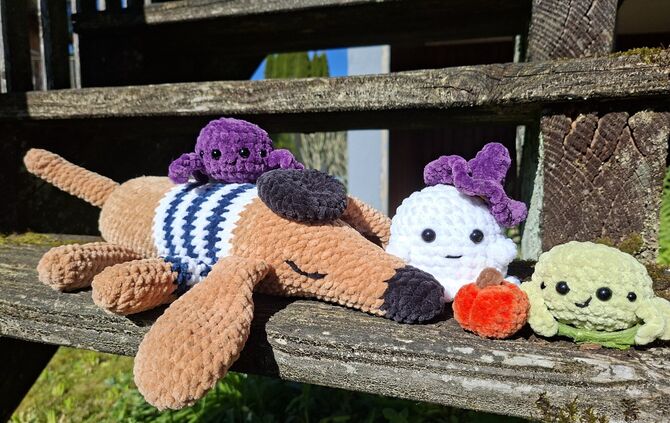 Gehäkelte Amigurumi-Figuren wie diese entstehen beim VHS-Workshop im Wohnzimmer Backnang.