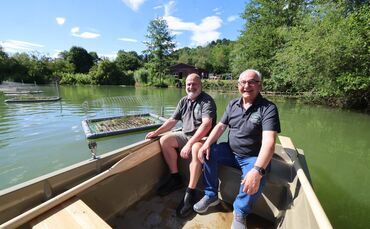 Wasserobmann Frank Kugel und Wolfang Neuerer (von links), Vorsitzender des Fischereivereins Plüderhausen neben einer der Pflanze