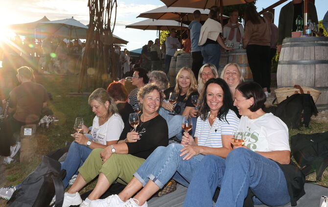 Die "105 GRAD OEX Sunset Lounge" in den Weinbergen in Großheppach ist ein Publikumsmagnet. Unser Bild ist 2025 entstanden.