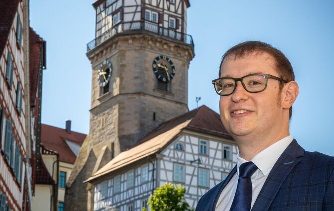 Oberbürgermeister Maximilian Friedrich vor der beeindruckenden Backnanger Stadtkulisse.