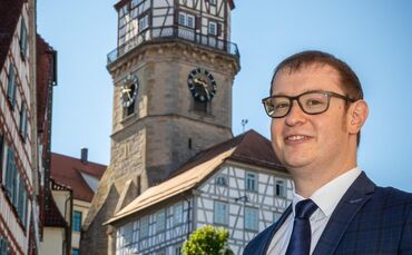 Oberbürgermeister Maximilian Friedrich vor der beeindruckenden Backnanger Stadtkulisse.