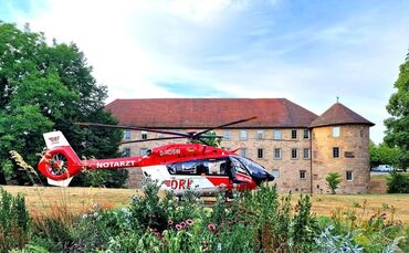 Medizinischer Notfall in der Stadt: Rettungshubschrauber landet im Schlosspark Schorndorf