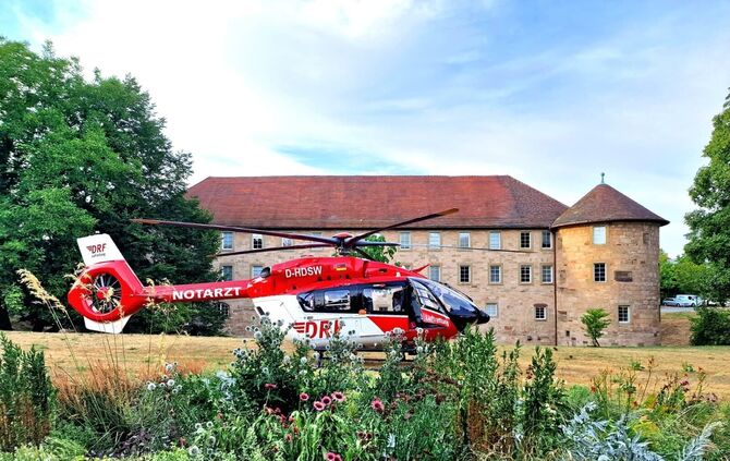 Medizinischer Notfall in der Stadt: Rettungshubschrauber landet im Schlosspark Schorndorf