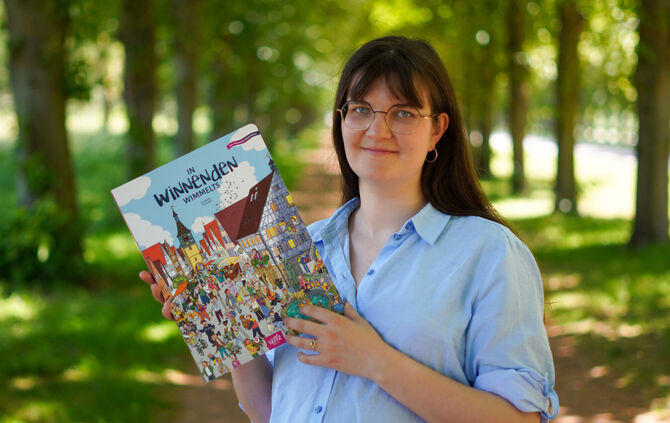 Jolanda Obleser mit dem Winnenden-Wimmelbuch, das sie illustriert hat.