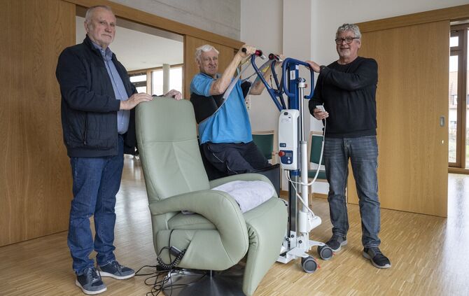 Hebt sicher in den Tag: In der Tagespflege Kernen zeigen Stiftungsvorstand Helmut Reder (links) und Michael Dimt, Leiter der Soz