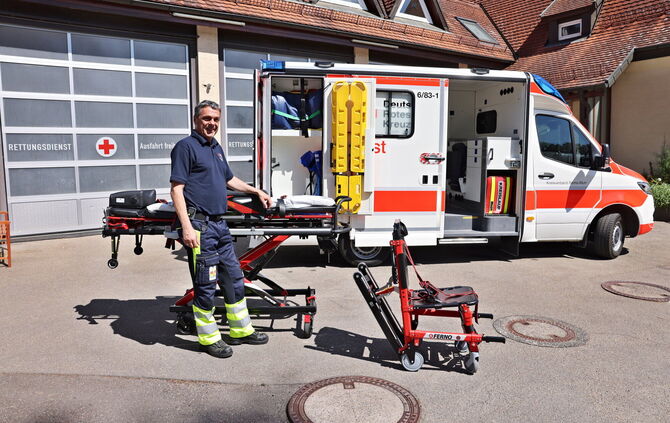 René Demisch präsentiert vor der Rettungswache das neue Fahrzeug.