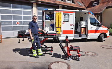 René Demisch präsentiert vor der Rettungswache das neue Fahrzeug.