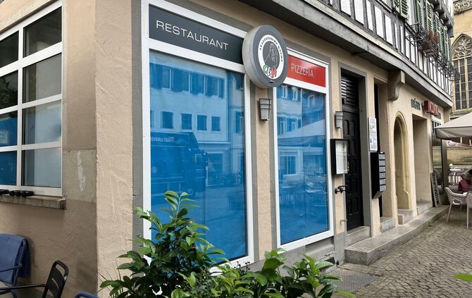 Als die Pizzeria in der Gottlieb-Daimler-Straße 5 zugemacht hat, stand die Kundschaft unerwartet vor diesen zugeklebten Fenstern