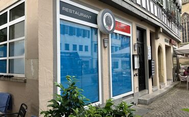 Als die Pizzeria in der Gottlieb-Daimler-Straße 5 zugemacht hat, stand die Kundschaft unerwartet vor diesen zugeklebten Fenstern