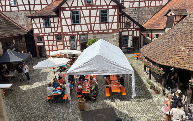 Besucher genießen Kaffee und Kuchen im Burgcafé auf Burg Reichenberg bei Oppenweiler.