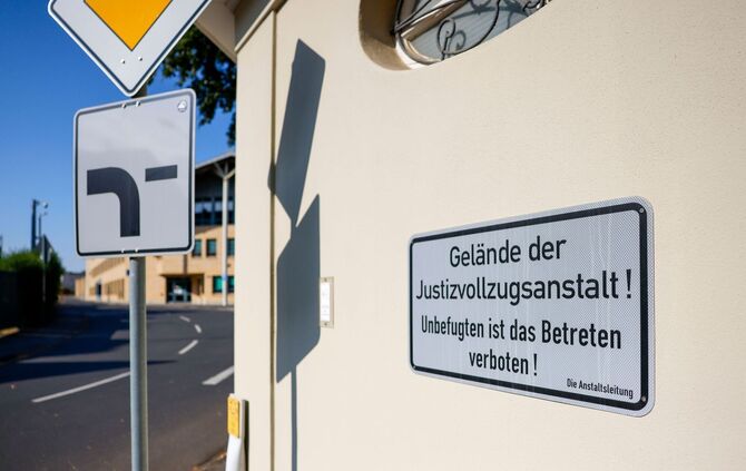 Polizei durchsucht JVA und Wohnungen in zwei Bundesländern