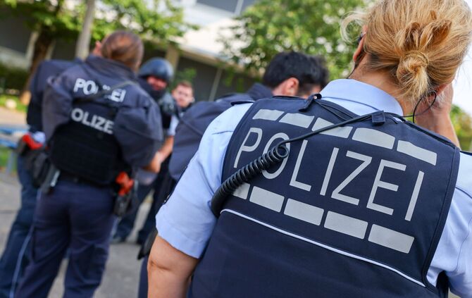 Wegen einer "unklaren Bedrohungslage" ist die Polizei am Montagmittag (13.07.) zu einem Einsatz beim Jobcenter ausgerückt. (Symb