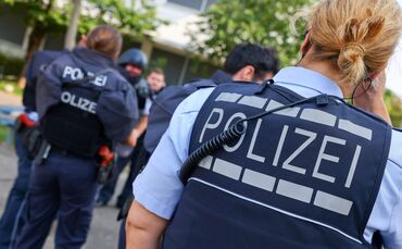 Wegen einer "unklaren Bedrohungslage" ist die Polizei am Montagmittag (13.07.) zu einem Einsatz beim Jobcenter ausgerückt. (Symb