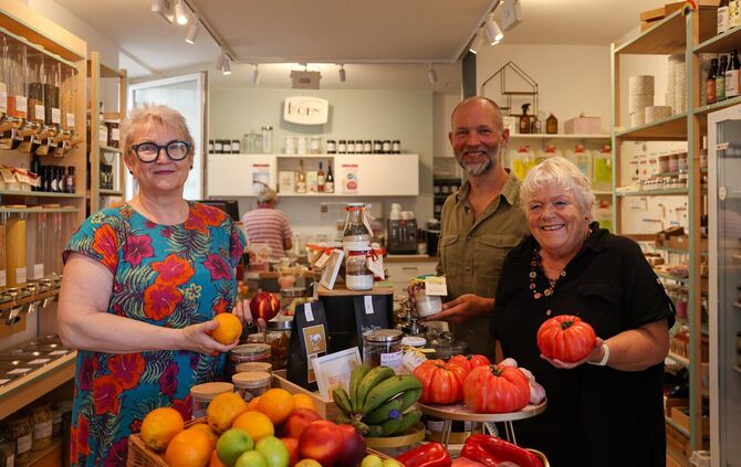 Wollen den Unverpacktladen am Stadtgraben in Waiblingen halten (v.l.n.r.): Martina Mohr, Noch-Inhaberin, mit den Genossenschafts