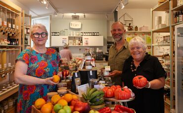 Wollen den Unverpacktladen am Stadtgraben in Waiblingen halten (v.l.n.r.): Martina Mohr, Noch-Inhaberin, mit den Genossenschafts