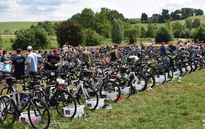 In diesem Jahr treten weit mehr Sportler als sonst in die Pedale, rennen und schwimmen mit beim Welzheimer Triathlon. (Archivbil