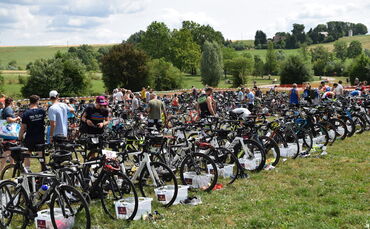 In diesem Jahr treten weit mehr Sportler als sonst in die Pedale, rennen und schwimmen mit beim Welzheimer Triathlon. (Archivbil