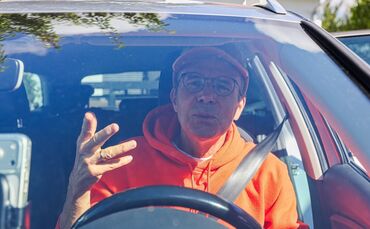 Uwe Baltner performt im Auto, Millionen verfolgen seine Car-Karaoke-Videos auf Instagram und Tikok.