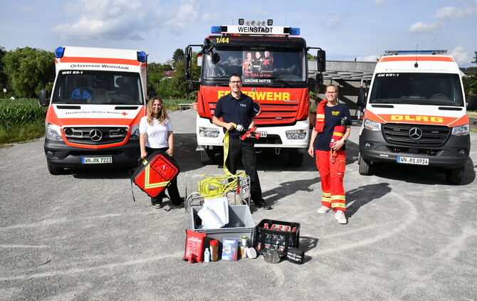 Bald ist Blaulichttag in Weinstadt (von links): Lisa Maier (DRK), Tim Maier (Feuerwehr) und Katrin Fritz (DLRG).
