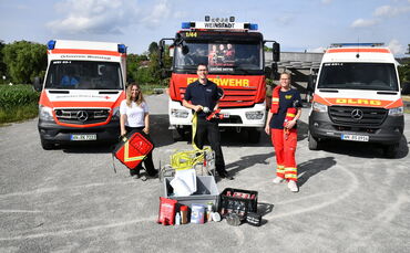 Bald ist Blaulichttag in Weinstadt (von links): Lisa Maier (DRK), Tim Maier (Feuerwehr) und Katrin Fritz (DLRG).