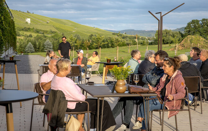 "Sommer am Belzer" beim Weingut Zimmerle im Jahr 2024. Im Hintergrund stehend: Jens Zimmerle.