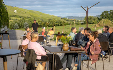 "Sommer am Belzer" beim Weingut Zimmerle im Jahr 2024. Im Hintergrund stehend: Jens Zimmerle.
