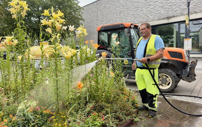 Gärtner Malte Krause gießt ein Beet in der Stettener Straße in Kernen.