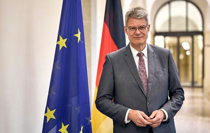 Bundesverkehrsminister Patrick Schnieder (CDU) hält mehr Wettbewerb im Fernverkehr grundsätzlich für eine gute Sache aus Sicht d
