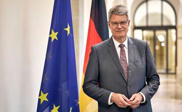 Bundesverkehrsminister Patrick Schnieder (CDU) hält mehr Wettbewerb im Fernverkehr grundsätzlich für eine gute Sache aus Sicht d