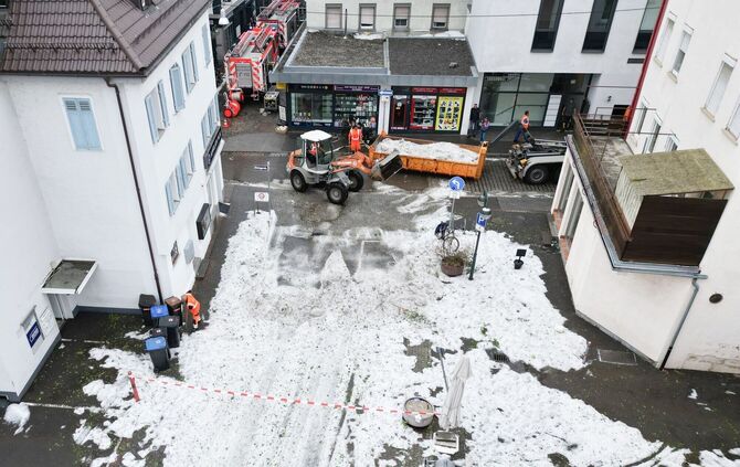 Die Mitarbeiter der Stadtreinigung sind mit den Aufräumarbeiten beschäftigt.