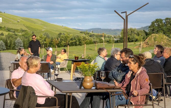 "Sommer am Belzer" beim Weingut Zimmerle im Jahr 2024. Im Hintergrund stehend: Jens Zimmerle.