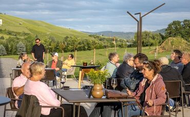"Sommer am Belzer" beim Weingut Zimmerle im Jahr 2024. Im Hintergrund stehend: Jens Zimmerle.