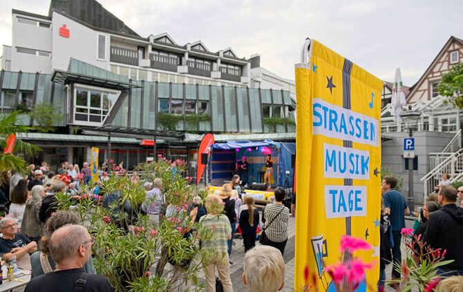 Besucher verfolgen einen Live-Auftritt bei den Straßen- Musik-Tagen in der Backnanger Innenstadt.