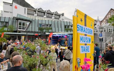 Besucher verfolgen einen Live-Auftritt bei den Straßen- Musik-Tagen in der Backnanger Innenstadt.
